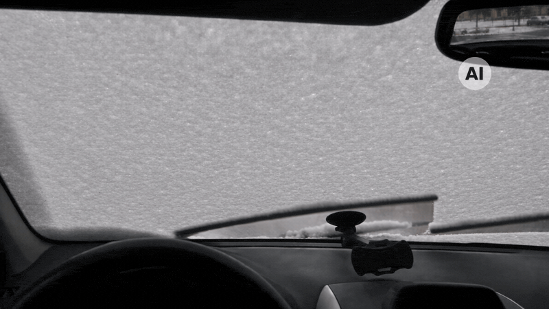 Anteprima delle feste Alessi: un parabrezza innevato visto dall'interno di un'auto.