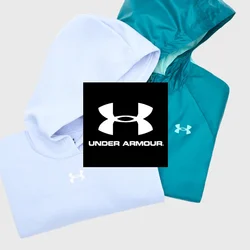 Due felpe con cappuccio, una azzurro chiaro e l'altra verde scuro, esposte insieme. Entrambe presentano un logo sul fronte. Tessuto morbido e design casual.