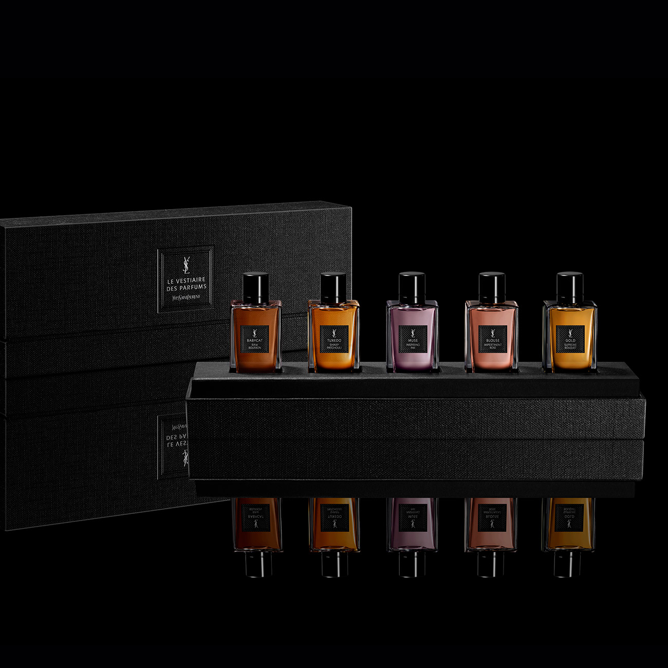 Un set scoperta YSL nero con cinque miniature di profumi della collezione Le Vestiaire des Parfums.