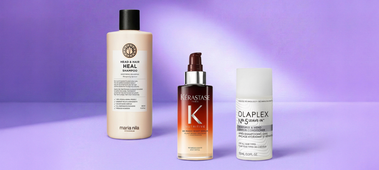 Prodotti per la cura dei capelli con shampoo, olio per capelli e trattamento leave-in su uno sfondo viola, selezione per capelli curati.