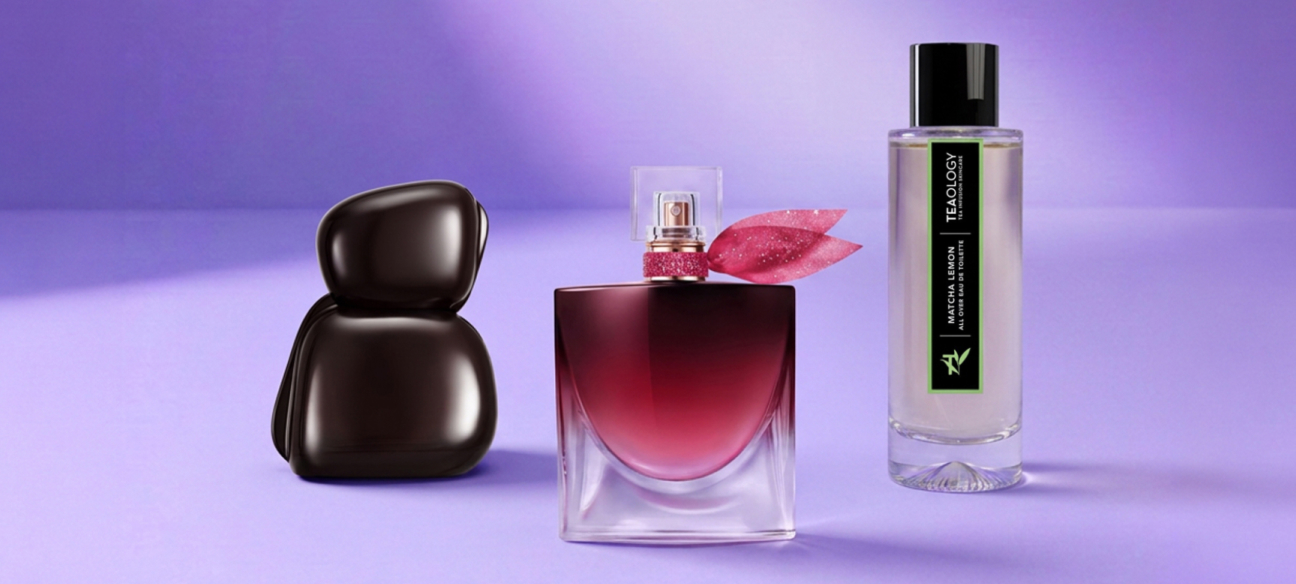 Tre flaconi di profumo con diversi design su uno sfondo viola, selezione di fragranze di alta qualità.