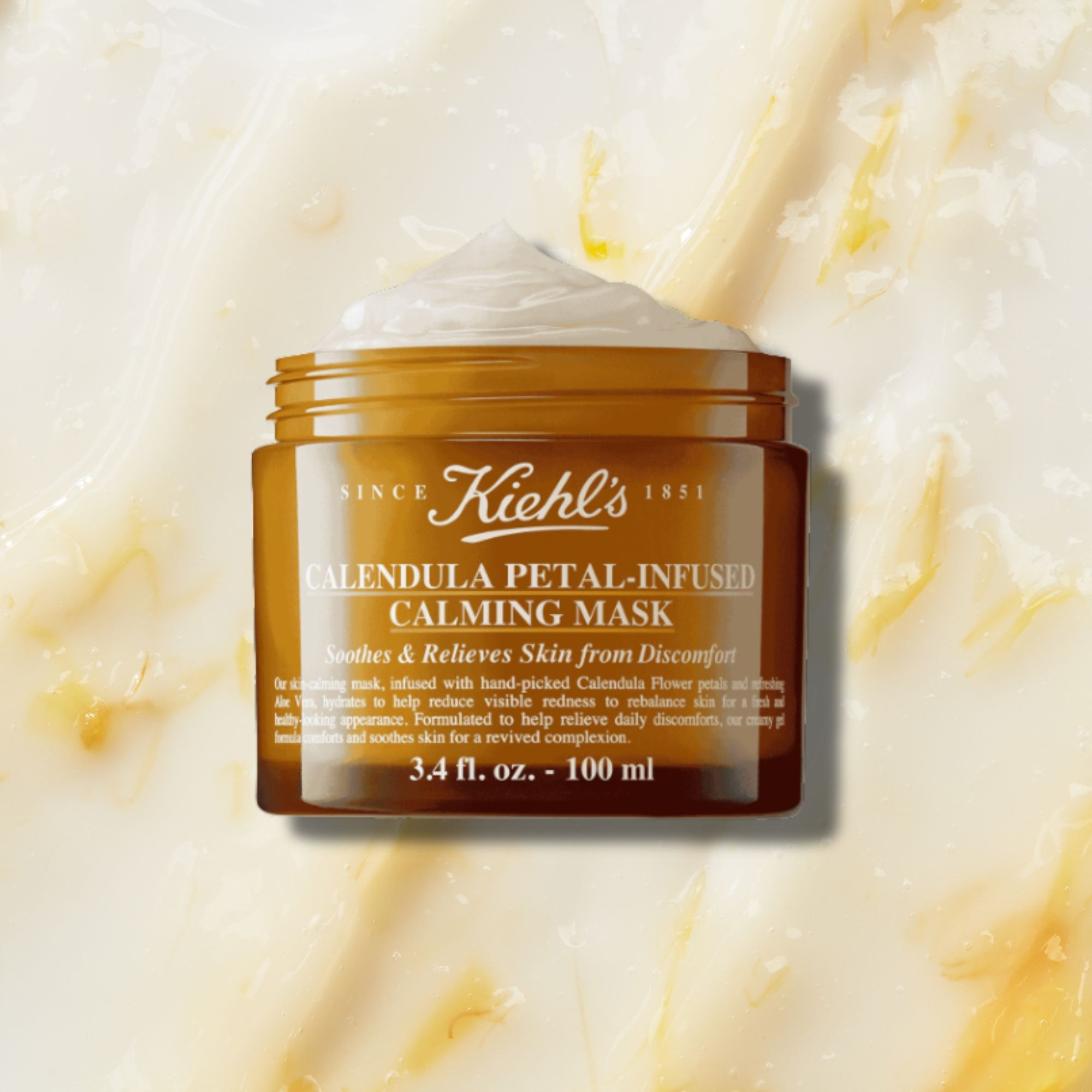 Calendula Petal-Infuse Calming Mask su sfondo texture maschera gel
