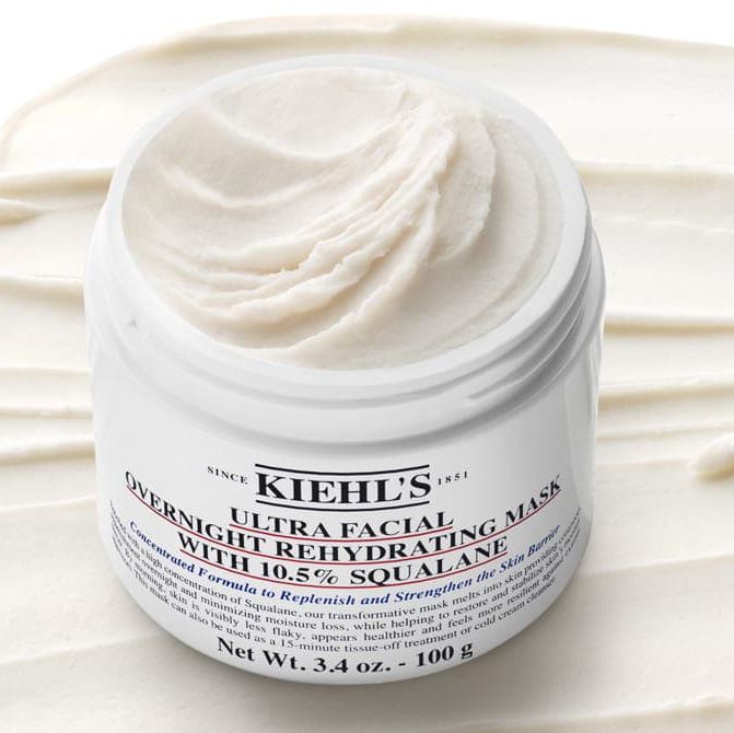 Ultra Facial Overnight Rehydrating Mask aperta senza tappo su sfondo crema