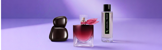 Tre flaconi di profumo con diversi design su uno sfondo viola, selezione di fragranze da donna di alta qualità.