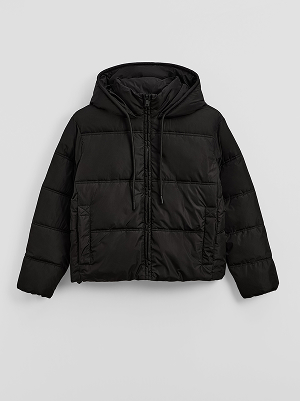 Piumino nero trapuntato con cappuccio, zip e tasche.