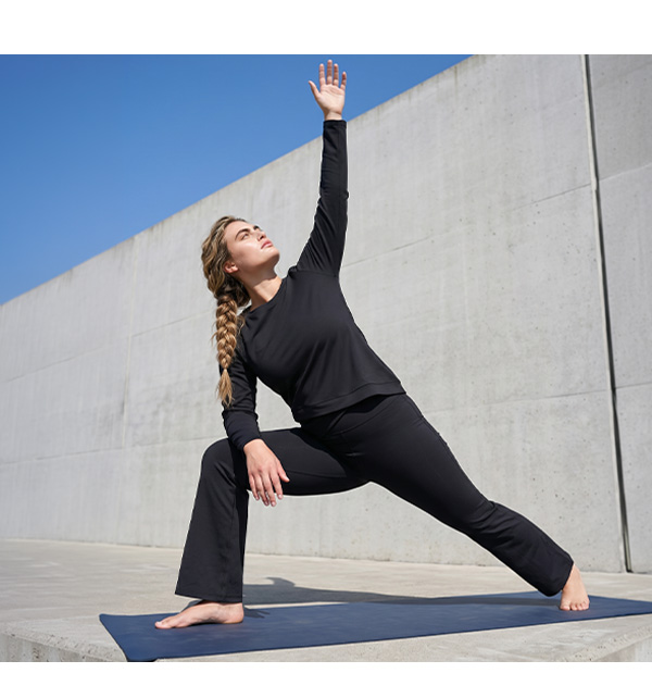 Top yoga nero a maniche lunghe con vestibilità ampia e moderna