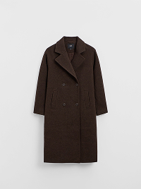 Cappotto lungo marrone scuro doppiopetto con revers e tasche.