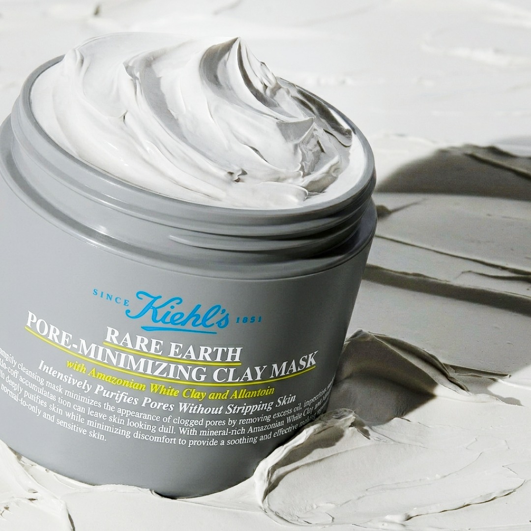 Rare Earth Pore-Minimazing Clay Mask aperta senza tappo su sfondo di argilla
