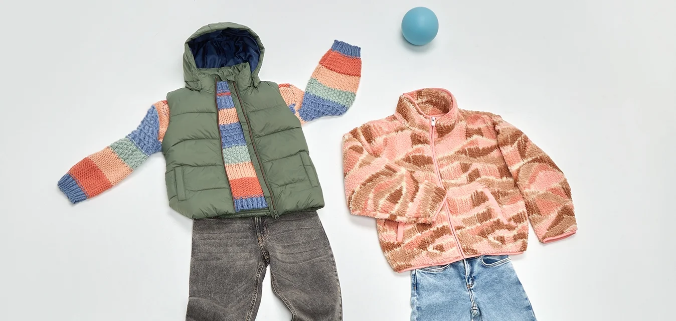 Gilet verde in tessuto tecnico con maniche in maglia multicolore, abbinato a jeans neri sbiaditi. Giacca con zip a tema corallo abbinata a jeans con toppe azzurre.