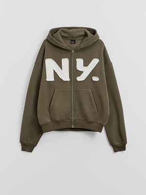 Felpa verde oliva con cappuccio, zip, tasche e scritta bianca NY.
