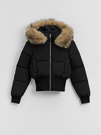 Piumino nero con cappuccio bordato di pelliccia beige e zip.