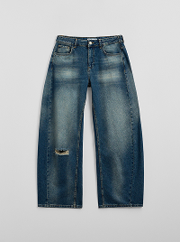 Jeans blu a gamba larga con effetto slavato e strappo sul ginocchio.