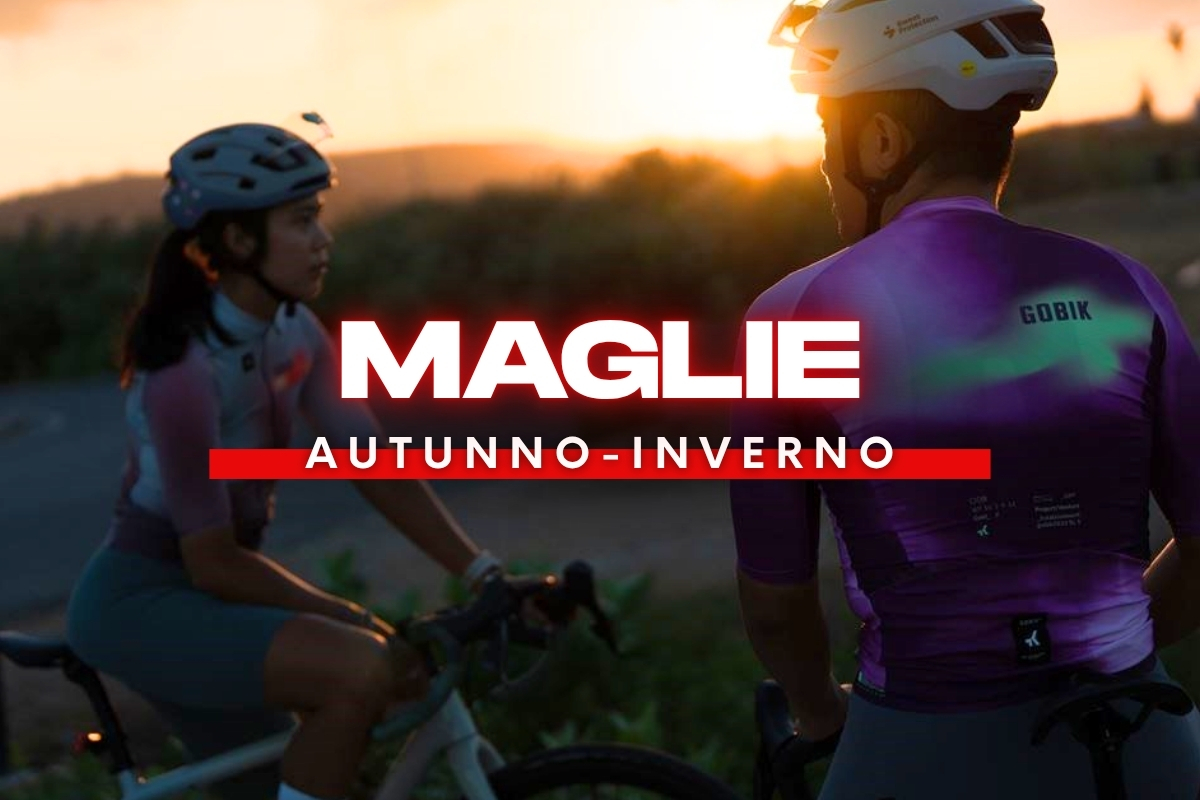 Two cyclists at sunset in helmets and purple/pink autumn–winter cycling jerseys with 'MAGLIE AUTUNNO-INVERNO' overlay