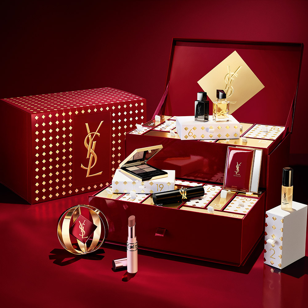 Calendario dell&rsquo;Avvento YSL Beaut&eacute; aperto, con profumi e prodotti make-up in una scenografia festiva rossa e dorata.