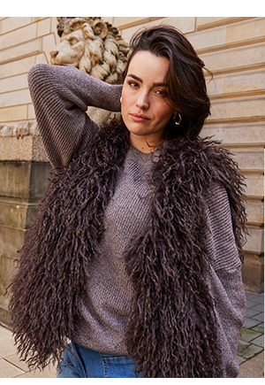 Pullover marrone a maglia grossa con gilet in pelliccia scura