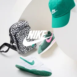 Cappello verde Nike, zaino con motivo bianco e nero, sneakers verdi e rosa e scarpe bianche con accenti verdi, disposti in modo dinamico su una superficie bianca.